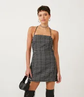 Vestido Curto com Amarração nas Costas e Estampa Xadrez Preto