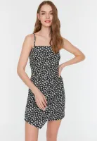 Vestido Trendyol Collection Curto Floral Preto