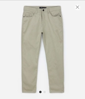 Calça Slim Cropped em Sarja com Bolsos