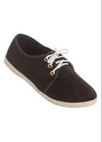 Tênis Preto com Detalhe Imitando Corda | R$40