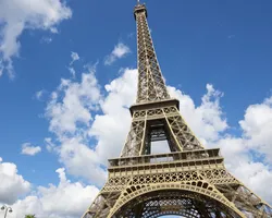 Voos para Paris, saindo de São Paulo. Ida e volta, com taxas incluídas, por R$1.836