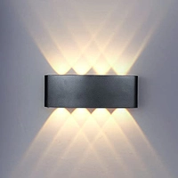 Lâmpada de parede, luz quente 8W. Adequado para interior e exterior.